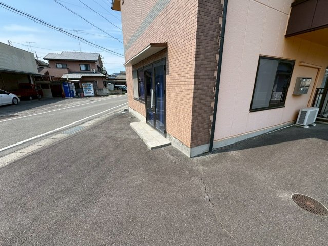国安事務所の駐車場