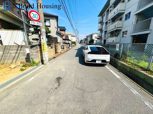 JR西明石駅徒歩12分　野々上1丁目　新築2区画　2号棟の前面道路含む現地写真