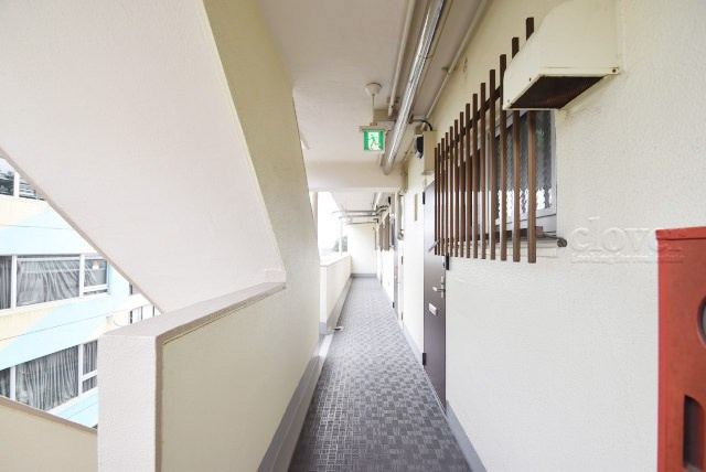 【その他共用部分】 | 渋谷マンション | 共用廊下です。ここもきれいに清掃されています。周囲のお部屋の様子も、ぜひ伺ってみてください。～即日のご見学可能～　お問合せはお気軽にどうぞ。