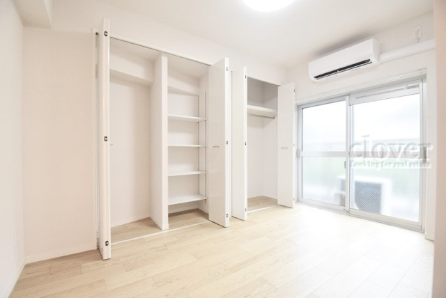 【子供部屋】 | 渋谷マンション | 収納スペースを備えた洋室。現地をご覧になった際には、部屋の大きさのほか、収納部分のサイズなどもご確認ください。～即日のご見学可能～　お問合せはお気軽にどうぞ。
