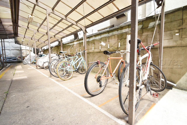 【駐輪場】 | 渋谷マンション | 自転車置き場。マンションの共用部にあたります。空きの有無や駐輪料金、各戸の台数制限などについては、改めてお問い合わせください。～即日のご見学可能～　お問合せはお気軽にどうぞ。