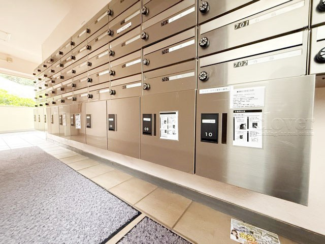 【設備】 | 渋谷マンション | 仕事をしたり、家をあけがちな人にとっては必須となる、宅配BOX。ネット通販や宅配サービスの利用頻度が高い人にとっても、うれしい設備です。～即日のご見学可能～　お問合せはお気軽にどうぞ。
