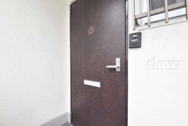 【その他共用部分】 | 渋谷マンション | 皆様をお迎えする、お部屋の玄関ドア。開けやすさや開放角度、ドアノブの操作しやすさや鍵の形状などを、現地で一度ご確認ください。～即日のご見学可能～　お問合せはお気軽にどうぞ。
