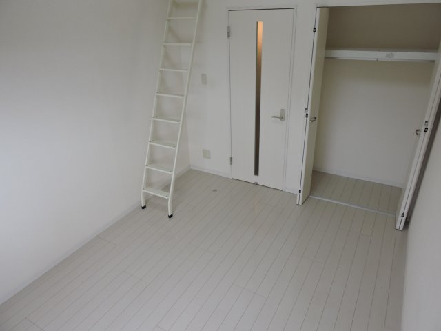 modern palazzo 文教東の居間・リビング|同物件の反転間取りのお部屋写真です。