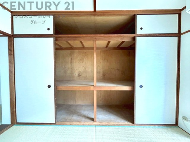 押入れは季節の衣類、寝具などを収納できます。伝統的な美しさと実用性が融合し、収納物を保護する調湿・換気効果があります。使い方によっては書類や小物なども効果的に整理でき空間を有効活用できます。