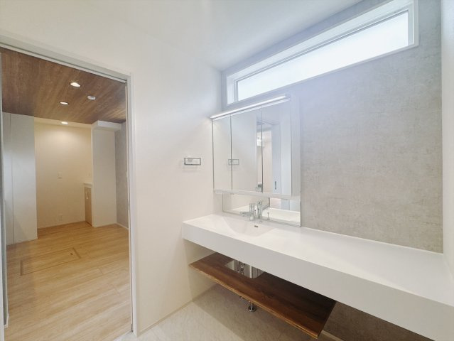 【新築戸建】高崎市新町の独立洗面台|■洗面室｜大きな鏡で朝の身支度もラクラク♪毎日の忙しい準備が楽しくなる洗面所です(^^♪