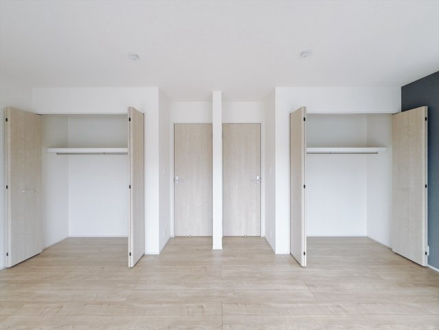 【新築戸建】高崎市新町の洋室|■1階洋室｜お子様の一人部屋にピッタリな洋室。木のぬくもりを感じるフローリングは、天然木の味わいが時とともに深みを増していきます。また、傷にも強く、フリーワックスでお手入れもラクラクです♪