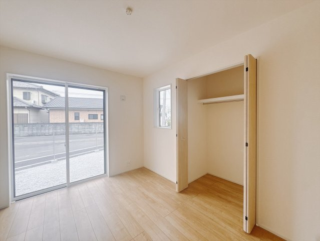 【新築戸建】高崎市新町の洋室|■1階洋室｜ナチュラルカラーの床です。模様替えなどとても楽しく工夫できます♪陽当たり、風通しもとても良いので毎日快適な生活スタートです！子供部屋にも良いですね♪