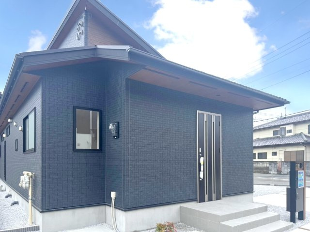 【新築戸建】高崎市新町の外観|■外観|シンプルで洗練されたデザインは住まう人の色に染まり、個性を映し出します♪本日見学可能(*＾＾*)