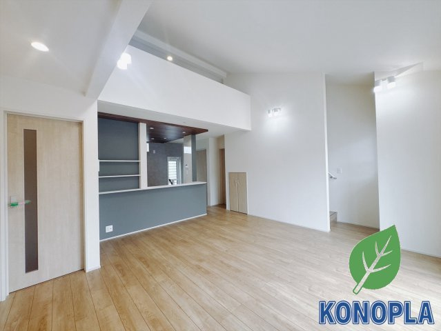 【新築戸建】高崎市新町の居間・リビング|■リビング｜落ち着きのある表情を見せるリビングダイニング。太陽の光がたっぷり差し込むリビングは、自然とご家族が集まる居心地の良い空間です。