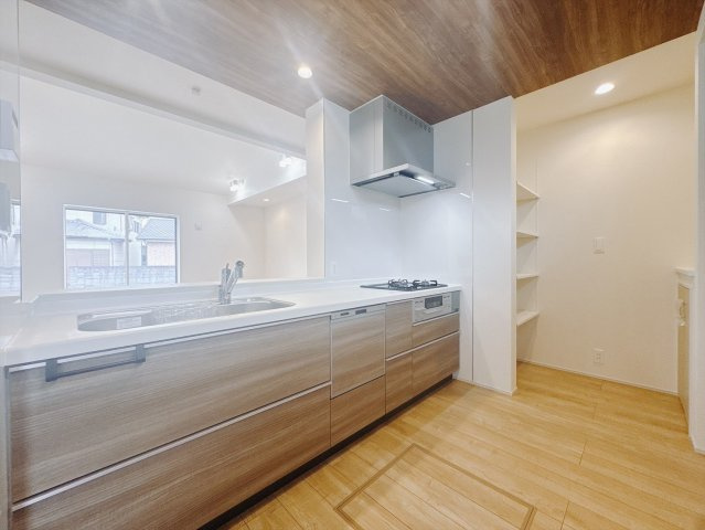 【新築戸建】高崎市新町のキッチン|■キッチン｜作業がはかどる広々カウンタースペース。会話がはずむ「オープンキッチン」なので家族とのコミュニケーションも活発になります。