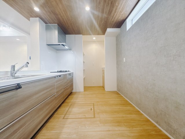 【新築戸建】高崎市新町のキッチン|■キッチン｜ワークトップの幅が広く、お子様といっしょにお料理をつくったり、ちょっとしたパーティーも楽しめます。フラットなのでお掃除がしやすいのもポイントです♪