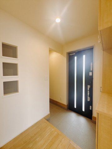【新築戸建】高崎市新町の玄関|■玄関｜毎日の「いってらっしゃい」や「お帰りなさい」を大切なご家族と過ごす玄関は〈使いやすさ〉を追求しております。玄関横の物入は急な来客時でもさっとお片付けできるスペースを確保しています。