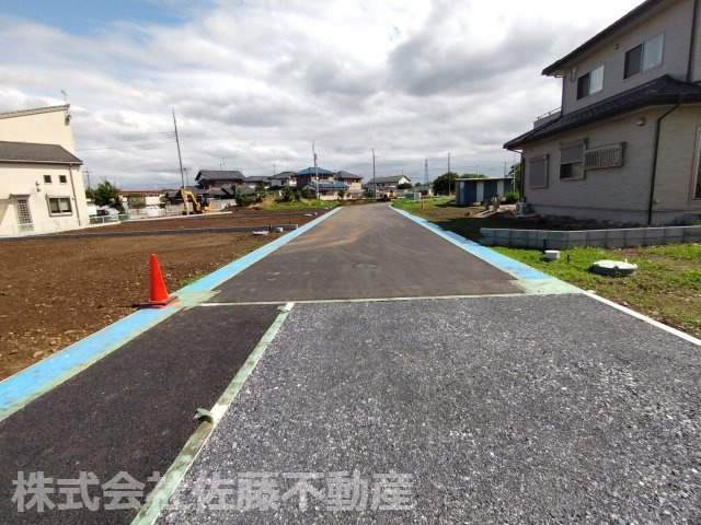 【分譲地】北鴻巣駅14分・57坪の整形地の前面道路含む現地写真|2026年6月21日 14:30頃撮影。フットパスから南西方向に撮影した開発道路の写真。写真の左手側にA・B・C区画があります。
