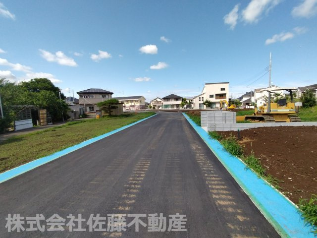【分譲地】北鴻巣駅14分・57坪の整形地のその他|2026年6月21日 14:30頃撮影。D区画（ゴミ置き場の西側の区画）付近から東方向に撮影した開発道路です。