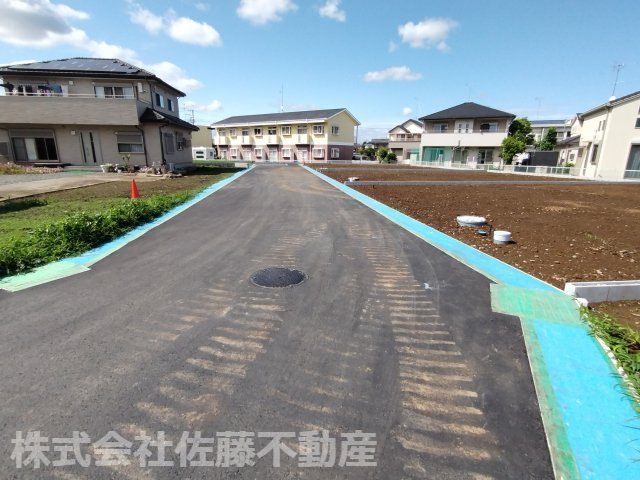 【分譲地】北鴻巣駅14分・57坪の整形地の前面道路含む現地写真|2026年6月21日 14:30頃撮影。C区画付近から北東方向へ撮影した開発道路の写真。写真の右手側にA・B・C区画があります。