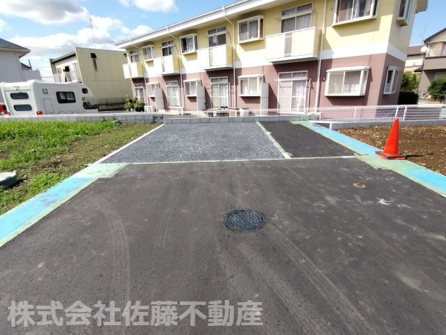 【分譲地】北鴻巣駅14分・57坪の整形地のその他|2026年6月21日 14:30頃撮影。開発道路から撮影した、分譲地内のフットパス（避難用通路）と佐藤不動産の私有地（通路の一部）です。