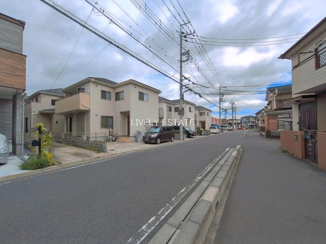 草加市稲荷4丁目 中古戸建の前面道路含む現地写真
