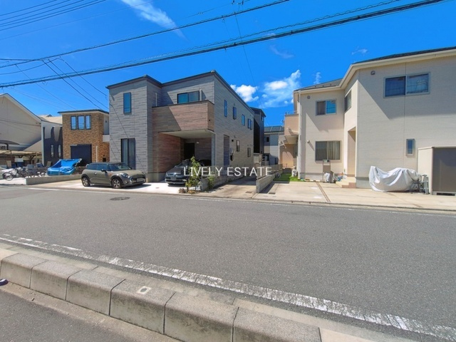草加市稲荷4丁目 中古戸建の前面道路含む現地写真