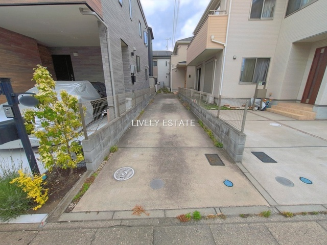 草加市稲荷4丁目 中古戸建の駐車場