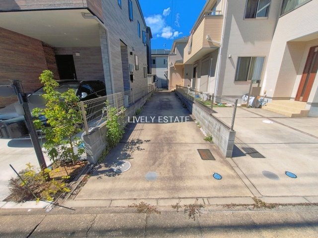 草加市稲荷4丁目 中古戸建の駐車場