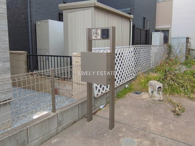 草加市稲荷4丁目 中古戸建の設備|インターホン機能付き門柱