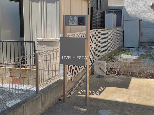 草加市稲荷4丁目 中古戸建のその他|インターホン機能付き門柱