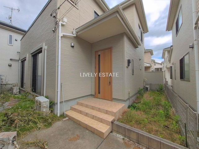 草加市稲荷4丁目 中古戸建の玄関