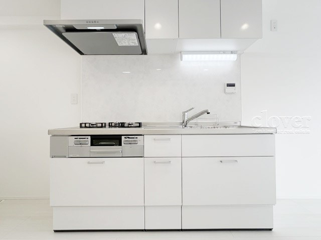 【キッチン】 | 田端マンション | キッチンでの行動力学をもとに生まれた、有機的な構造が自慢のシステムキッチンです。シンクとコンロの間の作業スペースも広めに確保されています。～即日のご見学可能～　お問合せはお気軽にどうぞ。
