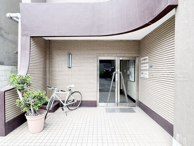 【エントランス】 | 田端マンション | お客様を、そして住人を出迎えてくれるマンションのエントランス。ゴミが落ちていないことからも、管理状態の良さや住民の節度の高さが見て取れます。～即日のご見学可能～　お問合せはお気軽にどうぞ。
