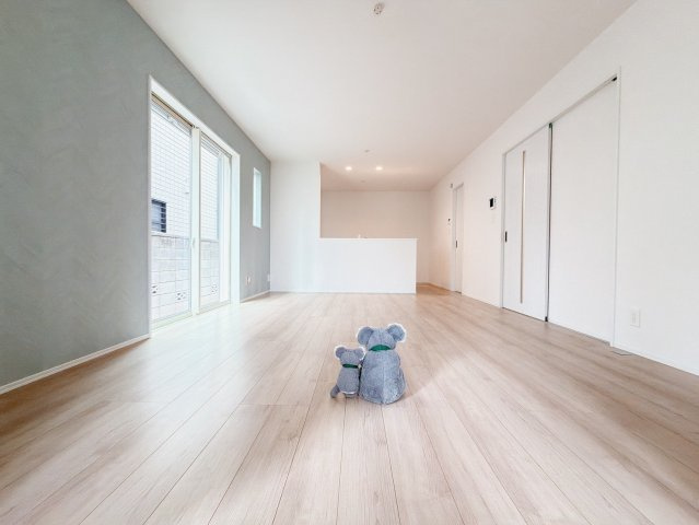 【居間・リビング】 | 前橋市南町2丁目　新築住宅 | 上質な素材感と明るい空間が調和するリビング・ダイニング。家族やゲストをもてなす、ワンランク上のくつろぎをお届けします。
