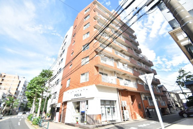【外観】 | ライオンズマンション高田馬場 | 手入れの行き届いた外壁やエントランスなど、「見ればわかる」レベルで清潔感を保ったマンションです。築年数を感じさせない姿で皆様をお出迎えします。～即日のご見学可能～　お問合せはお気軽にどうぞ。