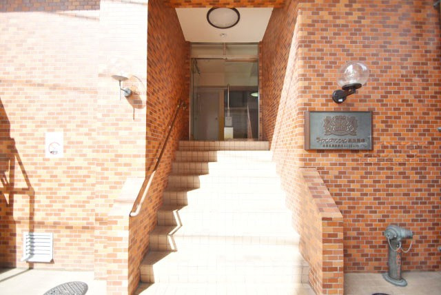 【エントランス】 | ライオンズマンション高田馬場 | お客様を、そして住人を出迎えてくれるマンションのエントランス。ゴミが落ちていないことからも、管理状態の良さや住民の節度の高さが見て取れます。～即日のご見学可能～　お問合せはお気軽にどうぞ。