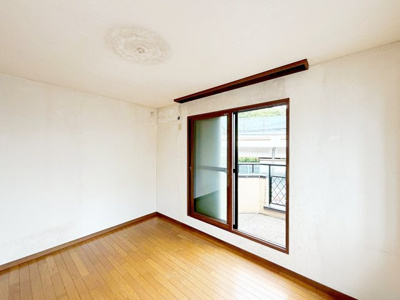 【洋室】 | ◆戸塚区平戸町中古住宅◆ | ◆柔らかい陽光が差し込む明るいお部屋を演出する設計。彩光の取れる窓が気持ちの良いお部屋を創り上げます。