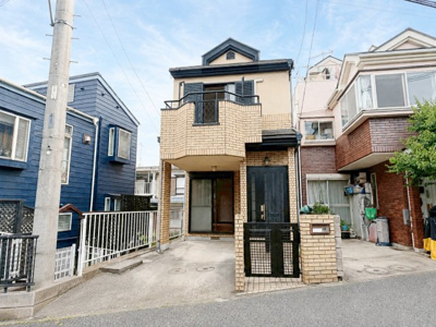 【外観】 | ◆戸塚区平戸町中古住宅◆ | ◆堂々たる趣ながら、主張し過ぎずどこか余裕を感じさせるシャープなフォルムで佇む邸宅は、晴天の空と照らし合わせる事で、本来あるべき完成形の姿を見せてくれます。