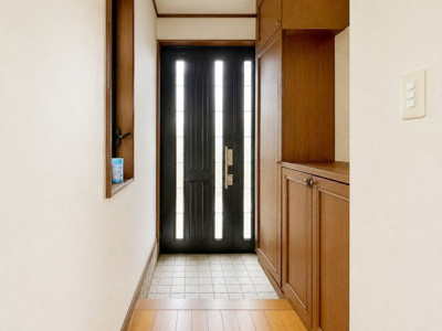 【玄関】 | ◆戸塚区平戸町中古住宅◆ | ◆明るい玄関です！散らかりやすい玄関もスッキリする大容量のシューズボックス付き。