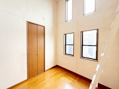 【洋室】 | ◆戸塚区平戸町中古住宅◆ | ◆室内はいつも明るい印象なので気持ちの良い朝を迎えられます。ロフトを完備しており、収納が多いお家はすっきりして快適空間です。