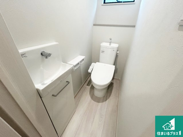 尼崎市稲葉荘　新築一戸建てのトイレ|1・2階の2ヶ所にあるので、朝の忙しい時間の順番待ちもなく、深夜の利用にも大変便利です。