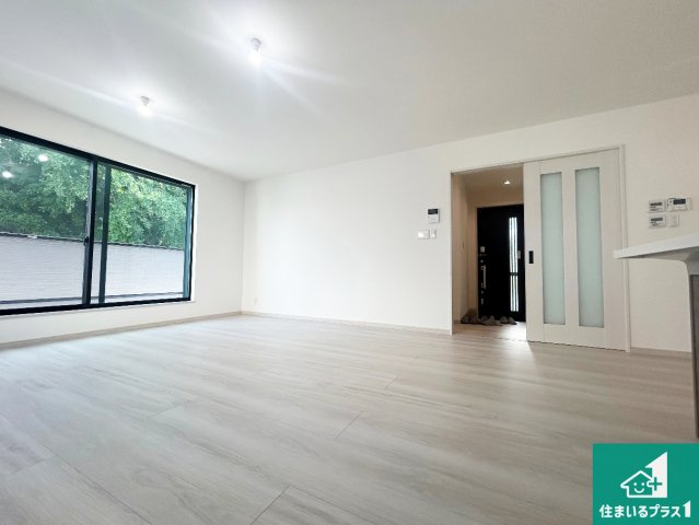 尼崎市稲葉荘　新築一戸建ての居間・リビング|日当たり良好の明るいリビングで朝の目覚めもスッキリできそう！対面キッチンでご家族のコミュニケーションも自然と増える設計！小さなお子様が遊ぶスペースを作っても広々とくつろげるLDK！