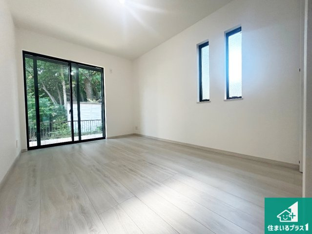 尼崎市稲葉荘　新築一戸建ての洋室|収納スペースが充実しているので子供の成長に合わせてたくさん収納ができます！家族構成に合わせた様々な活用ができる収納！