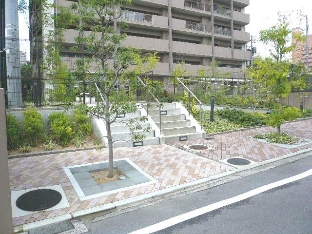 ローソン 勝山二丁目店まで約250ｍ♪帰宅が遅くなった際や朝早い時間にも必要なものが購入できて便利です♪