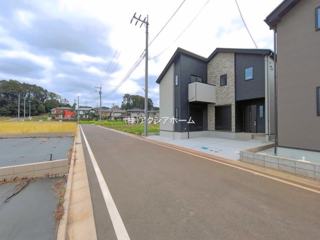 所沢市上安松・全2棟　新築一戸建　1号棟　～LDK24帖～の前面道路含む現地写真|2026年8月4日撮影