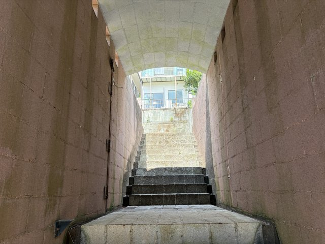 湯河原町宮上　売保養所のその他|前面道路から敷地に上がる階段は一部屋根が付いています。