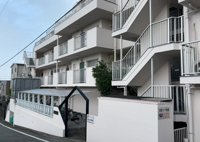 【外観】 | リバティーヒルズ橋本 | マンションの外観は非常に重要なポイントです！外観の善し悪しは資産価値に大きな影響を与えます。外観のいいマンションを購入することで、高値で売却がしやすく、買い手が見つかりやすいというメリットがあります。