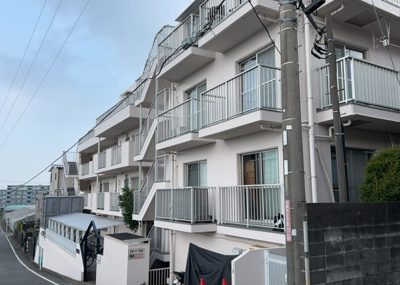 【外観】 | リバティーヒルズ橋本 | 外観はマンション管理がされているかの目安になります。築年数が古いと、壁面は劣化してひび割れが生じることも！建物が古びていても細かいところが修繕されていると、きちんと管理されているなぁと感じるでしょう。