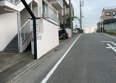 【駐車場】 | リバティーヒルズ橋本 | 駐車場と明記されていても、最小スペースでつくられた駐車場だと大型車は駐車できなかったり、出入りしにくくなったりする可能性があります。お車のサイズと購入したい物件の駐車場のサイズを現地で確認しましょう。