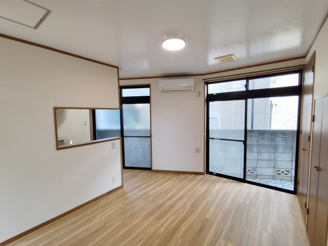 鎌倉四丁目戸建の居間・リビング