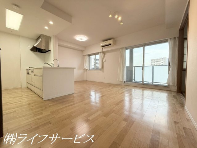 【居間・リビング】 | ローレルコート江坂 | 約１５．５帖のＬＤＫ／広々としたリビングルーム！寒い日に大活躍の床暖房付♪眺望良好なバルコニーに面しております！