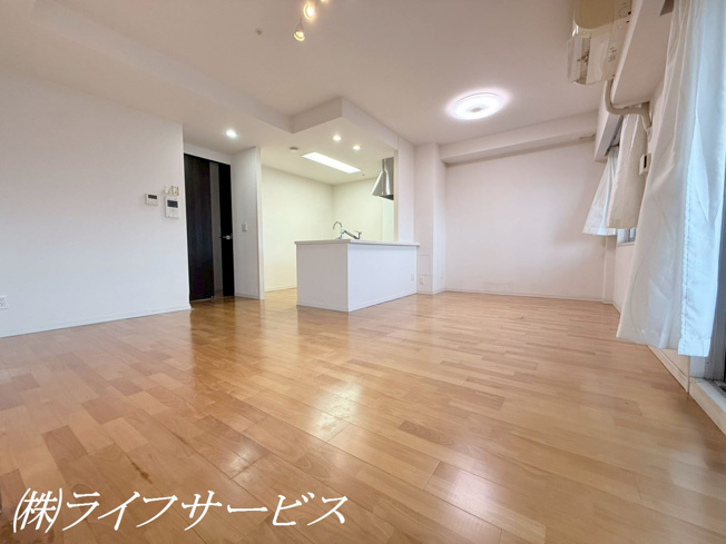 【居間・リビング】 | ローレルコート江坂 | 約１５．５帖のＬＤＫ／広々としたリビングルーム！寒い日に大活躍の床暖房付♪眺望良好なバルコニーに面しております！