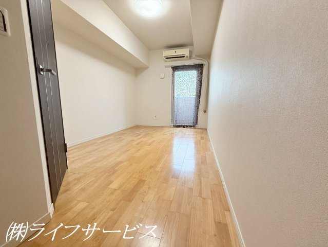 【洋室】 | ローレルコート江坂 | 洋室約６．８帖／広々とした洋室です♪収納に便利なウォークインゼット有！